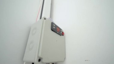 Bir adamın eli buzdolabı kontrol modülünün sıcaklığını ayarlar..