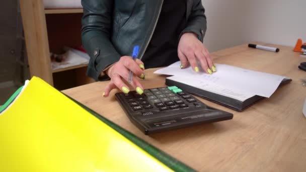 Mão close-up, caixa-florista calcula o custo da quantidade na calculadora. — Vídeo de Stock