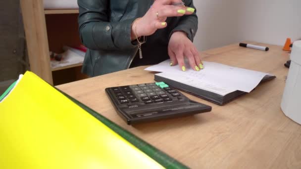 Mão close-up, caixa-florista calcula o custo da quantidade na calculadora. — Vídeo de Stock