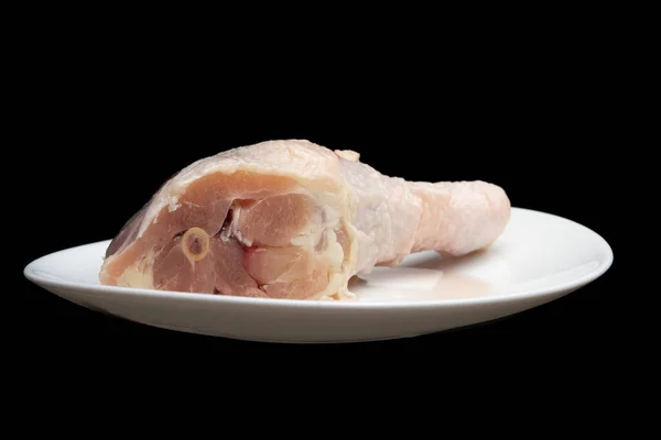 Paha Ayam Mentah Pada Piring Putih Pada Latar Belakang Hitam — Stok Foto
