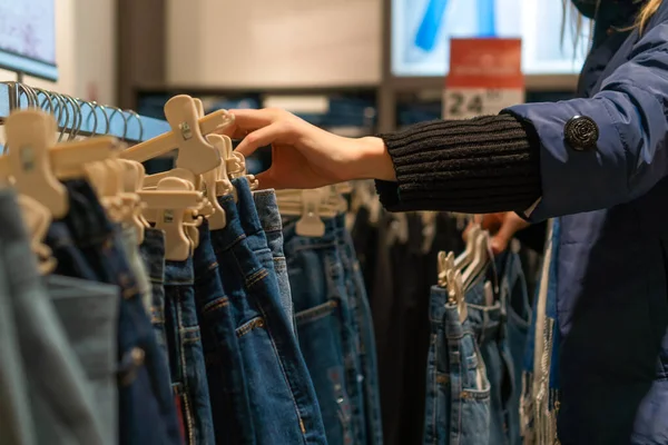 Primer Plano Las Manos Las Mujeres Eligiendo Vaqueros Azules Centro — Foto de Stock