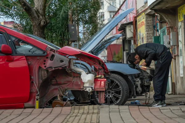 Hombre Mete Capó Coche Cerca Casa — Foto de Stock