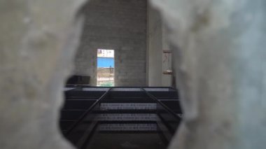 İnşaat alanındaki metal çitler hangi delik ya da deliğin görülebilir olduğunu gösteriyor. Çitten kamera hareket ediyor. Arkaplan değiştirmek ya da yer değiştirmek. kopyalama alanı. İnşaat ve reklamcılık.