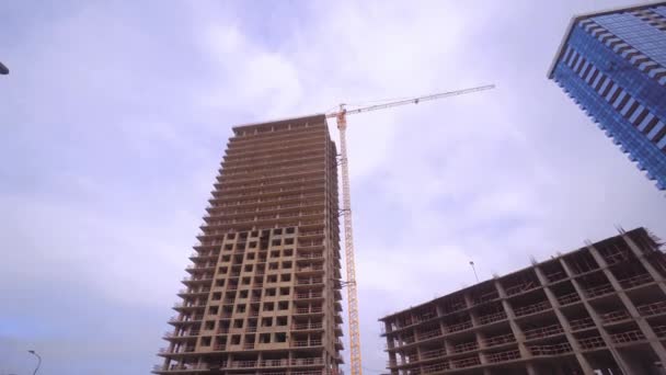 Будівельний Майданчик Високими Краном Будівництво Сучасних Житлових Будинків Нового Житлового — стокове відео