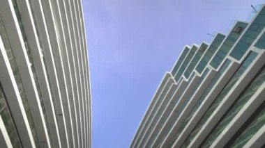 Otelin alt-üst manzarası var, kamera hareketleri de panorama şeklinde. Mavi gökyüzü. Tatil sezonu. Tatil köyü bölgesinde lüks gayrimenkul kavramı. Turizm sektörü. Emlak ve inşaat.