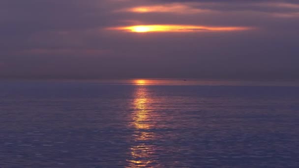 Red Sunsets Sea Video Sun Horizon Breaks Thick Clouds Yellow — Stockvideo