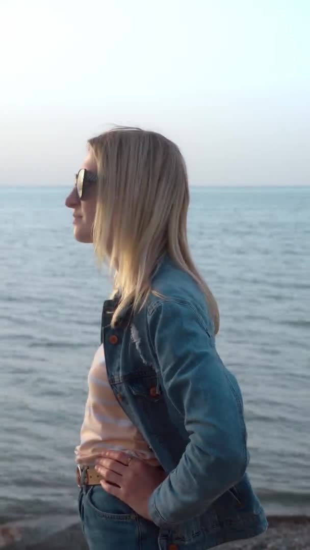 Όμορφη Κοπέλα Γυαλιά Ηλίου Απολαμβάνει Τον Άνεμο Της Θάλασσας Και — Αρχείο Βίντεο