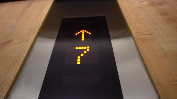 Hissen Rör Sig Uppåt Lcd Skärmen Visar Nedräkning Från Till — Stockvideo