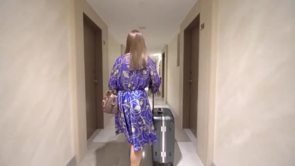 Elegant Businesswoman Luggage Trolley Lobby Hotel Female Executive Traveler Suitcase — Vídeo de Stock