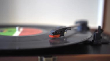 Pikabıyla birlikte modern bir tasarıma sahip vinil plak çalar. Retro ses donanımı. Ses teknolojisi ses üretimi eski bir kayıtta yeni teknolojiler kullanıyor. Siyah vinil plak turntable 'da dönüyor.