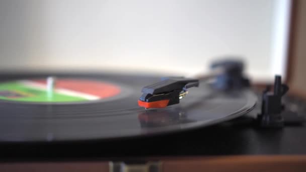 现代设计的带转盘的Vinyl唱机 恢复音响设备 在旧记录中使用新技术的可靠技术 黑胶唱片在转盘上旋转 — 图库视频影像