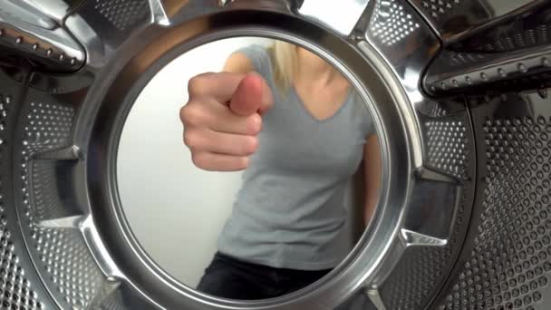 Chamber Drum Washing Machine Woman Hand Shows Fig Obscene Gesture — Αρχείο Βίντεο