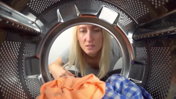 Lavatrice Puzzolente Lavanderia Giovane Donna Bionda Guarda Dentro Lavatrice Puzza — Video Stock