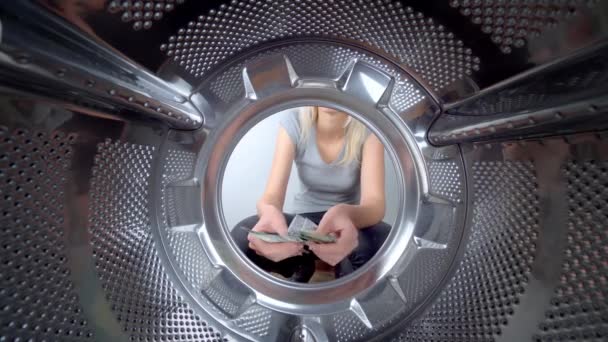 Hanımı Çamaşır Makinesinin Yanında Para Sayıyor Yıkamaya Bırakıyor Çamaşır Yıkamak — Stok video