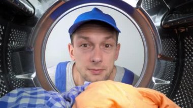 Mavi üniformalı bir ev aletleri tamircisi kafasını çamaşır makinesine soktu ve ağzından Styroco diye bağırdı. Tatminsiz ve tehlike konusunda uyarıyor. Çamaşır makinelerinin tamiri.