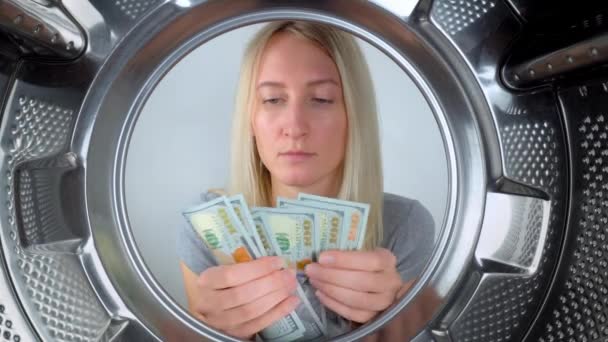 Huisvrouw Telt Geld Buurt Van Wasmachine Laat Wassen Wassen Besparen — Stockvideo