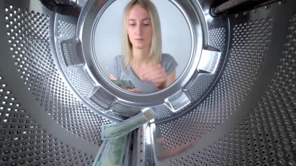 Mujer Cuenta Dinero Cerca Lavadora Lanza Cada Billete Tambor Deja — Vídeo de stock