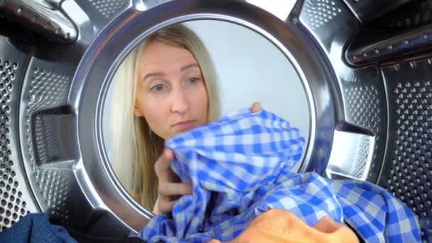 Giovane Casalinga Caucasica Guarda Nel Tamburo Lavatrice Tira Fuori Camicia — Video Stock