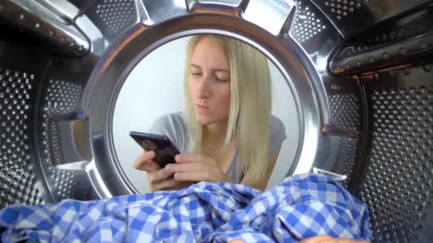 Γυναίκα Νοικοκυρά Κοιτάζει Smartphone Της Μέσα Από Την Ανοιχτή Πόρτα — Αρχείο Βίντεο
