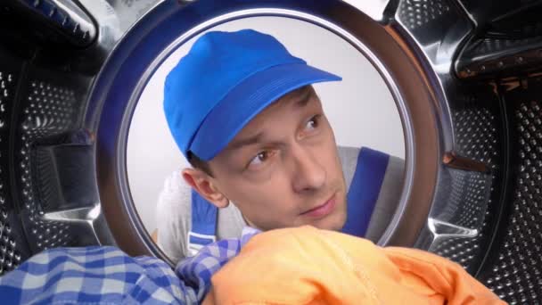 Smelly Washing Machine Laundry Room Master Repairman Looks Washing Machine — Stockvideo