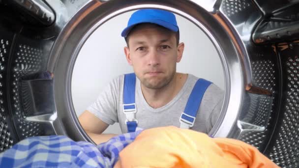Bir Aletleri Yıkama Makinesi Remommer Yanıtlayıcısı Çamaşır Makinesinin Içine Bakar — Stok video