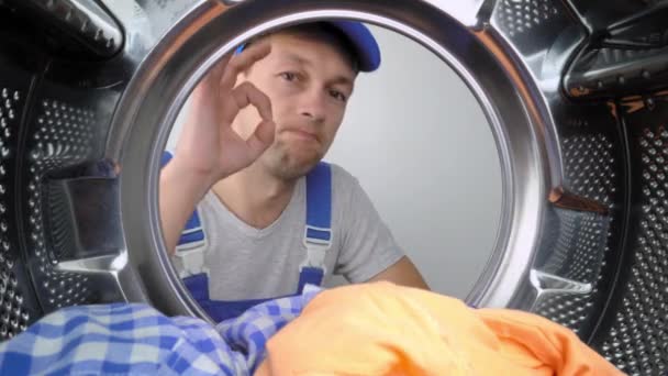 Hushållsapparat Tvättmaskin Remommer Responder Tittar Inuti Trumman Tvättmaskin Och Pekar — Stockvideo