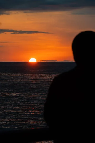 Крупный Силуэт Человека Сзади Смотрящего Закат Уходящего Солнца Горизонт Моря — стоковое фото