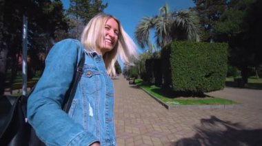 Birinci şahısta ateş eden genç, güzel sarışın, güneşli bir günde, adamı elleriyle alıp şehrin her yerine doğru koşuyor. Kot elbiseli kadın, kızım. Kamera onu takip ediyor. Seyahat meraklıları. Birbirine aşık çiftler.