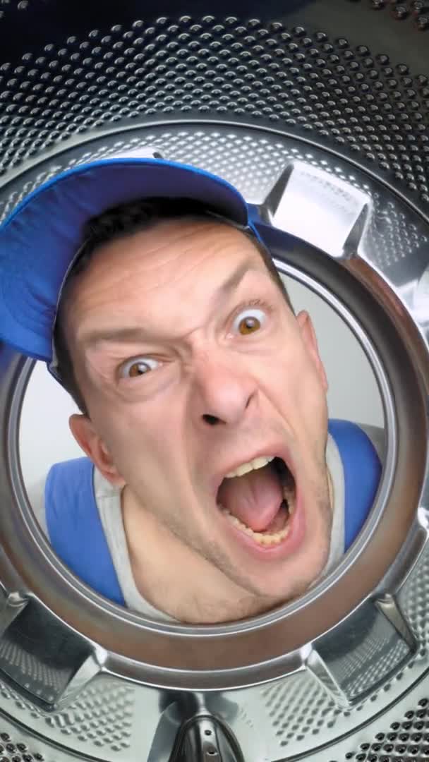 Opravář Domácích Spotřebičů Modré Uniformě Strčí Hlavu Bubnu Pračky Křičí — Stock video