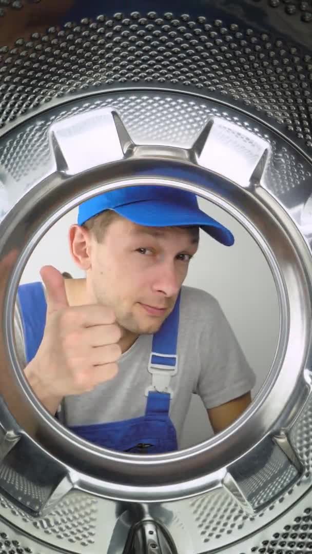 Domácí Spotřebič Pračka Remommer Responder Podívá Bubnu Pračky Ukazuje Prsty — Stock video