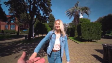 Birinci şahısta ateş eden genç, güzel sarışın, güneşli bir günde, adamı elleriyle alıp şehrin her yerine doğru koşuyor. Kot elbiseli kadın, kızım. Kamera onu takip ediyor. Seyahat meraklıları. Birbirine aşık çiftler.