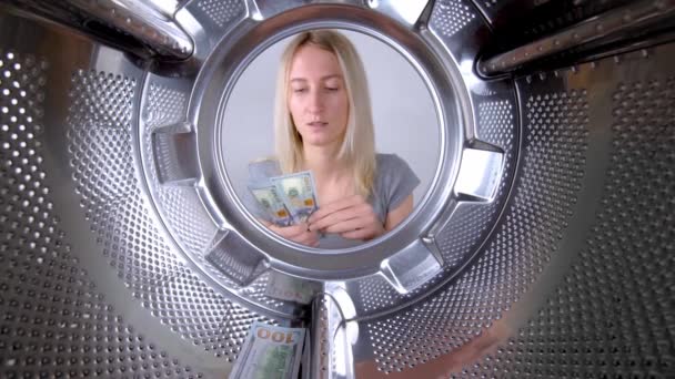 Ung Vacker Hemmafru Räknar Dollar Pengar Nära Tvättmaskin Utsikt Från — Stockvideo