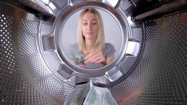 Mladá Krásná Hospodyňka Počítá Blízkosti Pračky Peníze Pohled Zevnitř Široký — Stock video