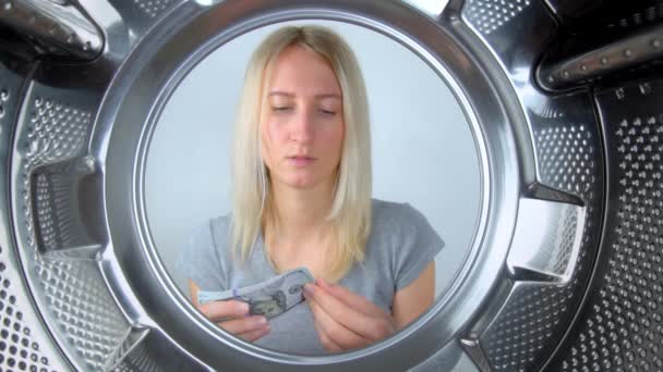 Hospodyňky Počítá Peníze Blízkosti Pračky Nechává Vyprat Praní Nebo Šetří — Stock video