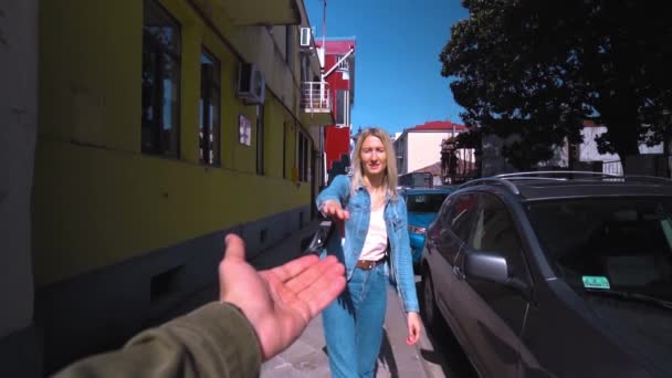 Skjuta Första Person Tar Ung Vacker Blond Kille För Hand — Stockvideo