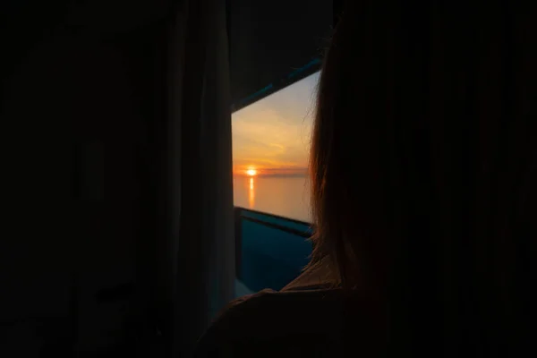 Portrait Silhouette Woman Head Looking Out Window Blurry Sunset Sea — Stock Photo, Image