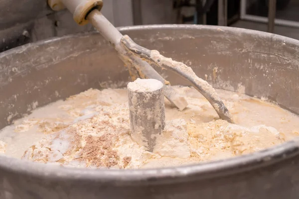Крупный План Процесса Смешивания Хлебного Теста Смесительной Машине Пекарне Промышленный — стоковое фото