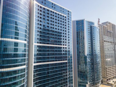 Güneşli bir günde modern cam çok katlı bir binanın drone görüntüsü