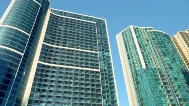 Modern gökdelenlerin mavi gökyüzüne karşı alt görünümü