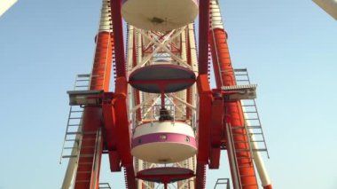 Dönme dolap yakın plan, detaylı olarak, mavi gökyüzüne karşı.