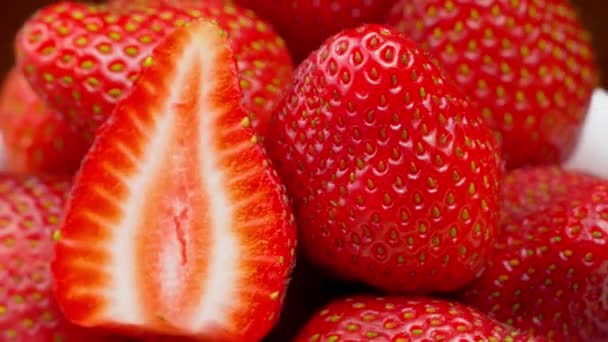 Strawberries close-up, macro. Berries rotate on their axis. — Stockvideo