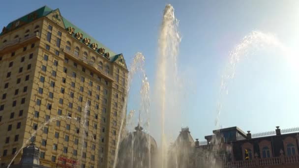 High fountains on square of Europe in Batumi Against background of blue sky. — Stockvideo