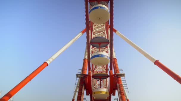 Ferris wheel close-up, in detail, against blue sky — Stockvideo