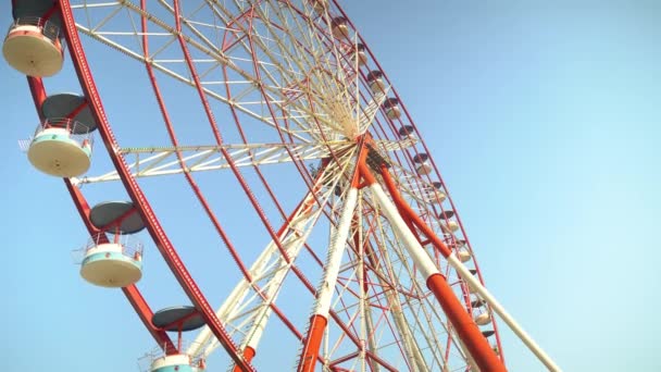 Ferris wheel close-up, in detail, against blue sky — Stockvideo