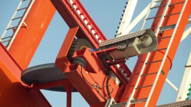Mechanism that drives Ferris wheel. rubber wheel rotates mechanism – Stock-video