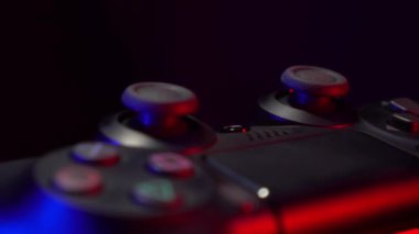 Stüdyo çekimi. joystick neon ışığı döndürür.
