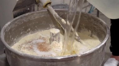 Hamur yoğurmak için endüstriyel karıştırıcı. Fırında ekipman karıştırma.