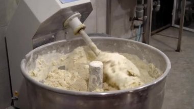 Hamur yoğurmak için endüstriyel karıştırıcı. Fırında ekipman karıştırma.