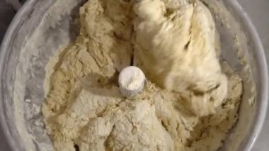 Hamur yoğurmak için endüstriyel karıştırıcı. Fırında ekipman karıştırma.