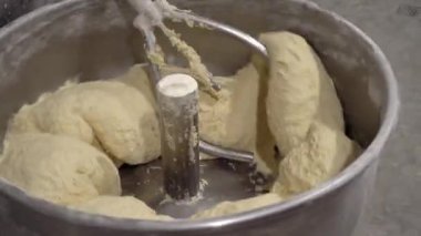 Hamur yoğurmak için endüstriyel karıştırıcı. Fırında ekipman karıştırma.